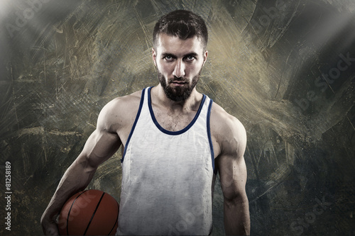 Attraktiver Basketballspieler mit Bart