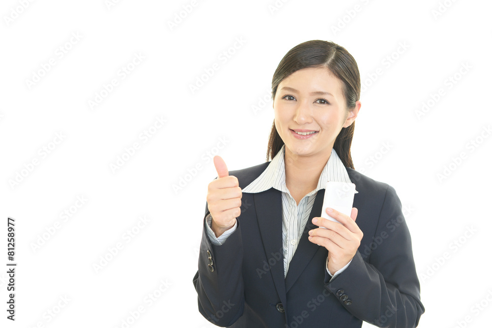 ガッツポーズの女性