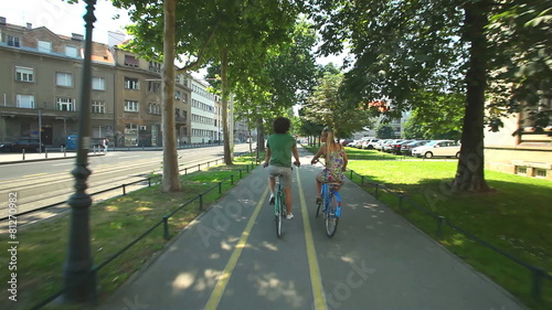 Wallpaper Mural couple cycling Torontodigital.ca