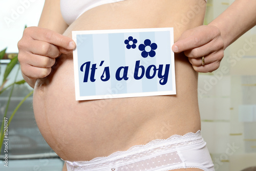 Schwangere mit Schild "It's a boy"