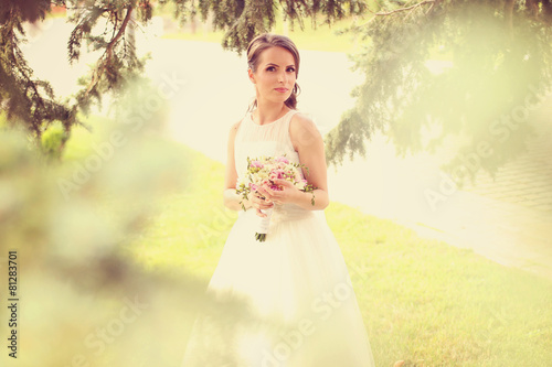 Wallpaper Mural Beautiful bride with wedding bouquet Torontodigital.ca