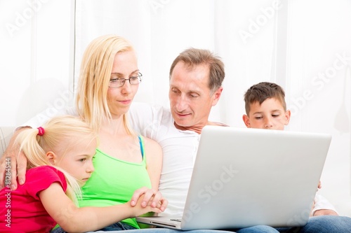 Familie vorm Laptop