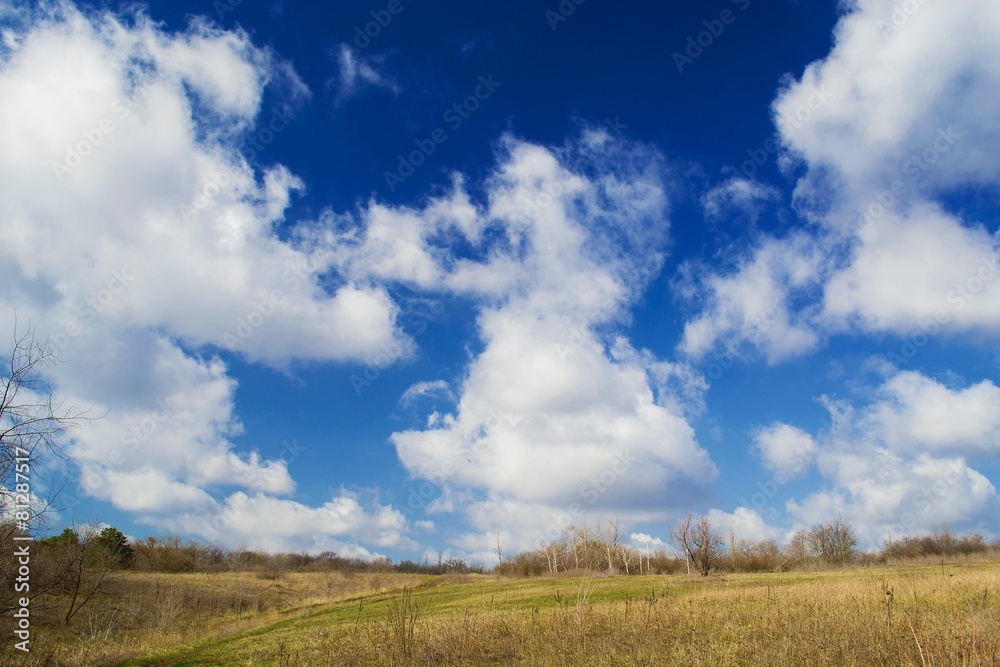Синее небо, облака и простор