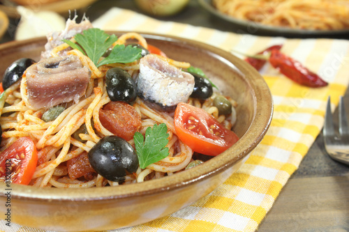 Spaghetti alla puttanesca mit Oliven und Tomaten