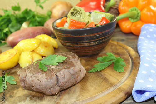 Straußensteaks mit Ofenkartoffeln und Petersilie