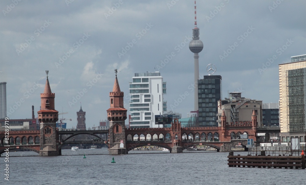 Naklejka premium Berlinpanorama vom Treptower Spreeufer (April 2015)