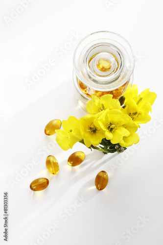 Fototapeta Naklejka Na Ścianę i Meble -  Nachtkerzen (Oenothera) Blüten und Apothekerflasche