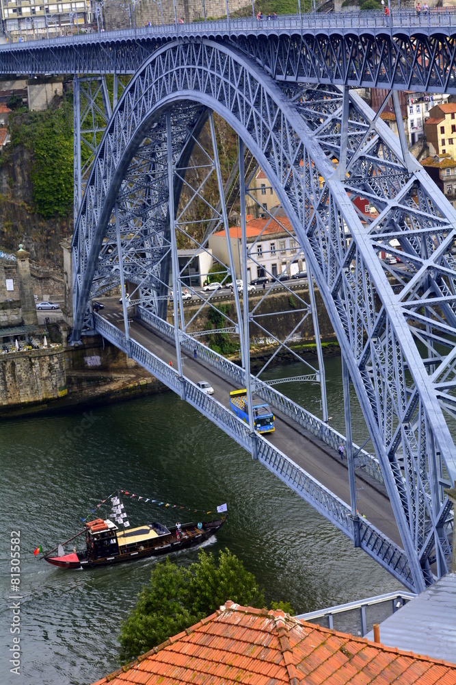 Arco de hierro del puente don Luis I sobre el Duero. Oporto foto de Stock |  Adobe Stock