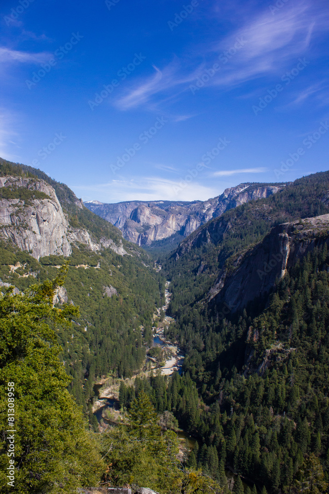 Blick ins Yosemite Valley mit dem Merced River