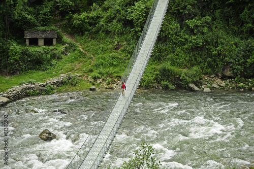 Puente colgante sobre río de Nepal photo