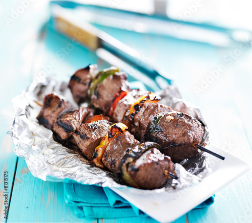 Cuadro en lienzo grilled beef steak shish kabobs on tin foil