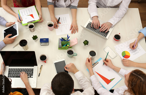 Group of business people wo...