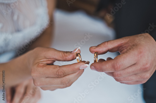 Wedding rings in hands 2472.