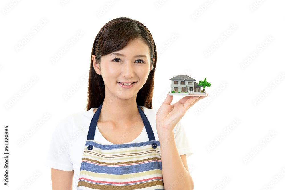 住宅模型を持つ主婦