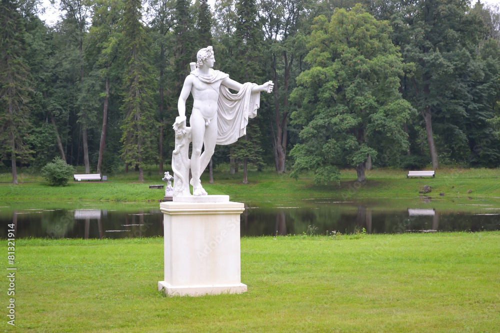 Obraz premium Statue in Oranienbaum Park.