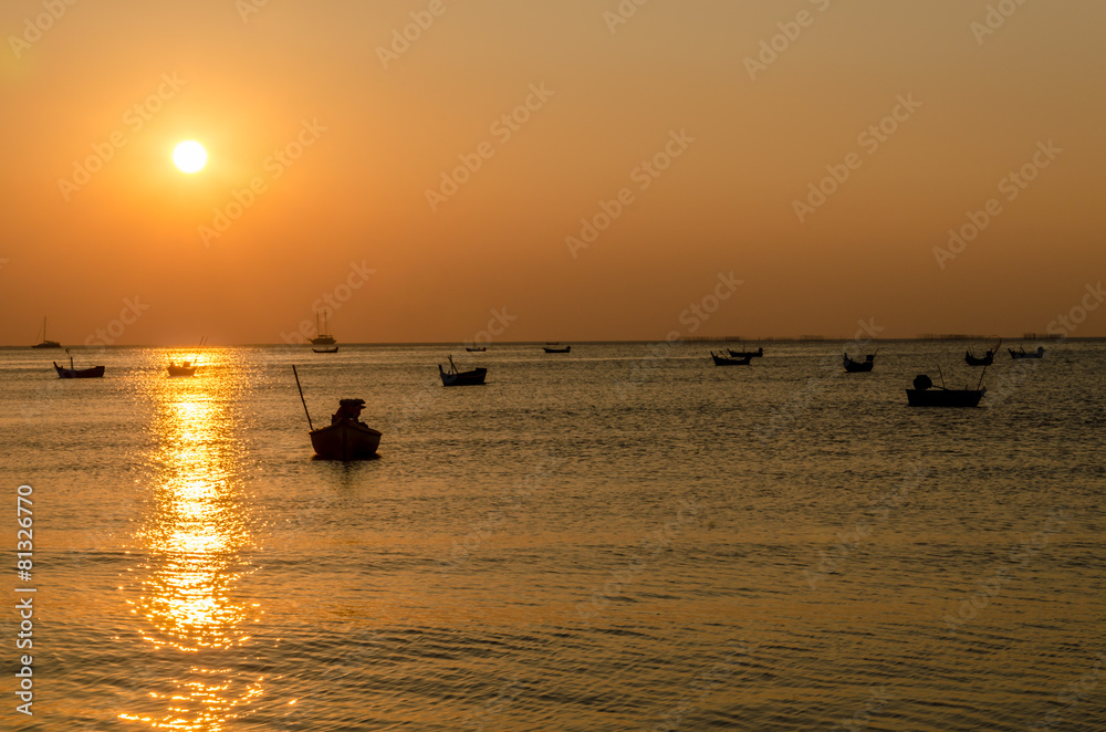 Naklejka premium silhouette boat in the sunset time