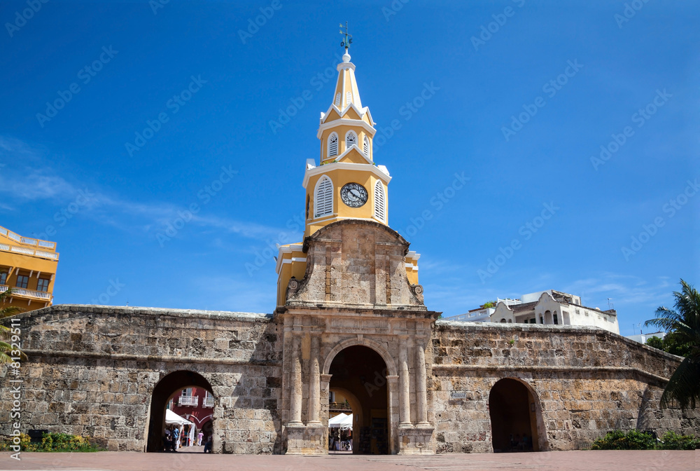 Vista de la icónica Torre del Reloj y el camellón de los mártires en la ciudad antigua de Cartagena de Indias en Colombia