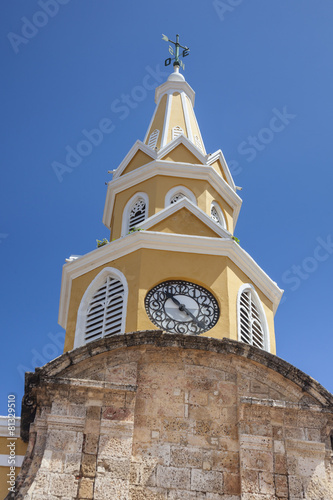 Vista de la icónica Torre del Reloj en la ciudad antigua de Cartagena de Indias en Colombia