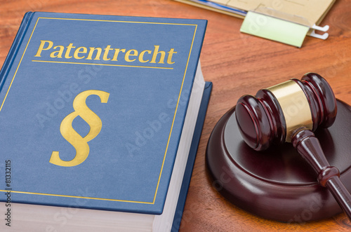Gesetzbuch mit Richterhammer - Patentrecht photo
