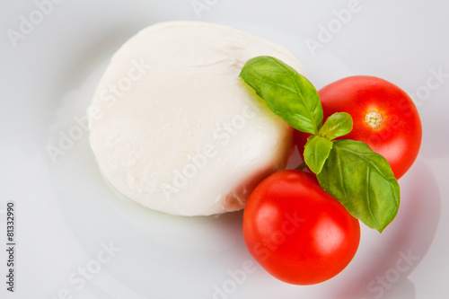 Tomaten, Mozzarella und Basilikum am Teller