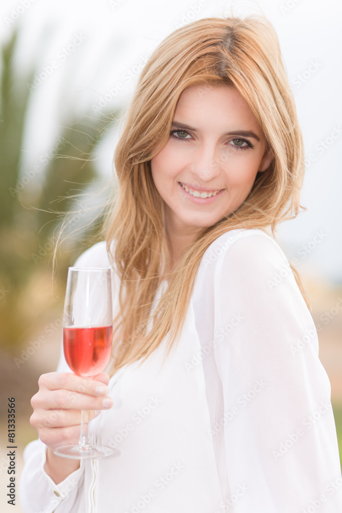 Mädchen lächelt mit Glas in der Hand Mädchen lächelt mit Glas in der Hand