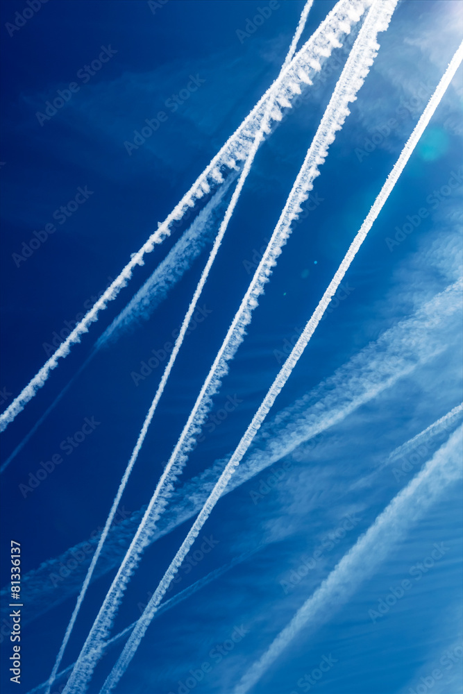 Naklejka premium Kondensstreifen am Himmel