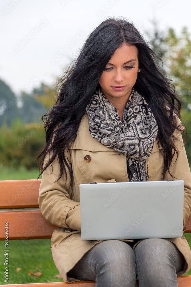 Mann mit Laptop im Park Mann mit Laptop im Park