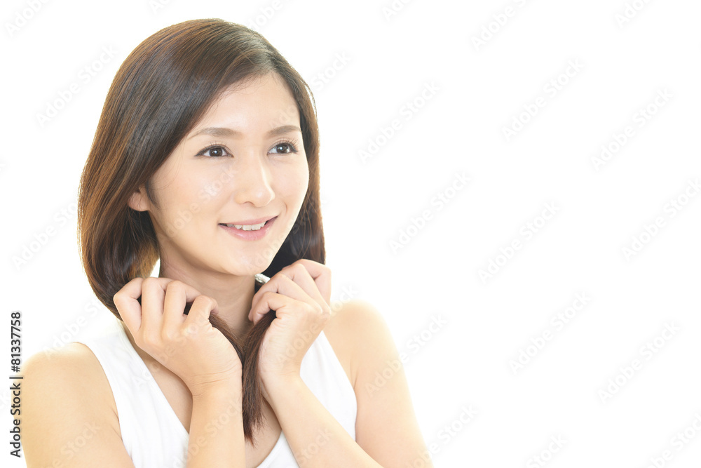 ヘアケアをする女性 ヘアケアをする女性