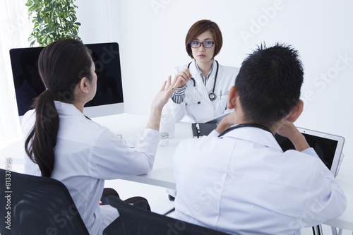Doctors are discussing methods of treatment