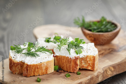 Foto homemade appetizing crostini with soft cheese cream herbs