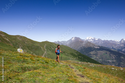 Ragazza cammina in montagna © MarcoMonticone
