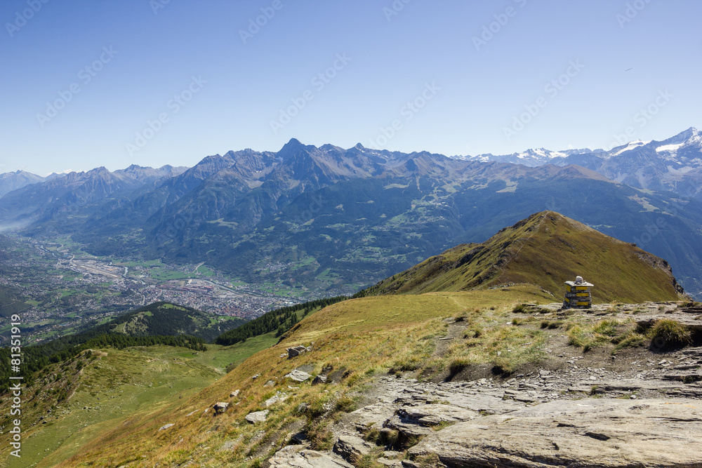 Panorama in montagna sulla città di Aosta da Punta Chaligne