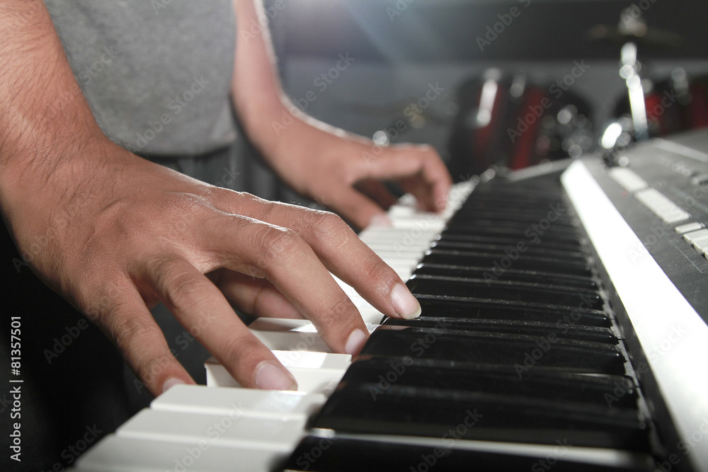 Obraz premium Hands playing piano