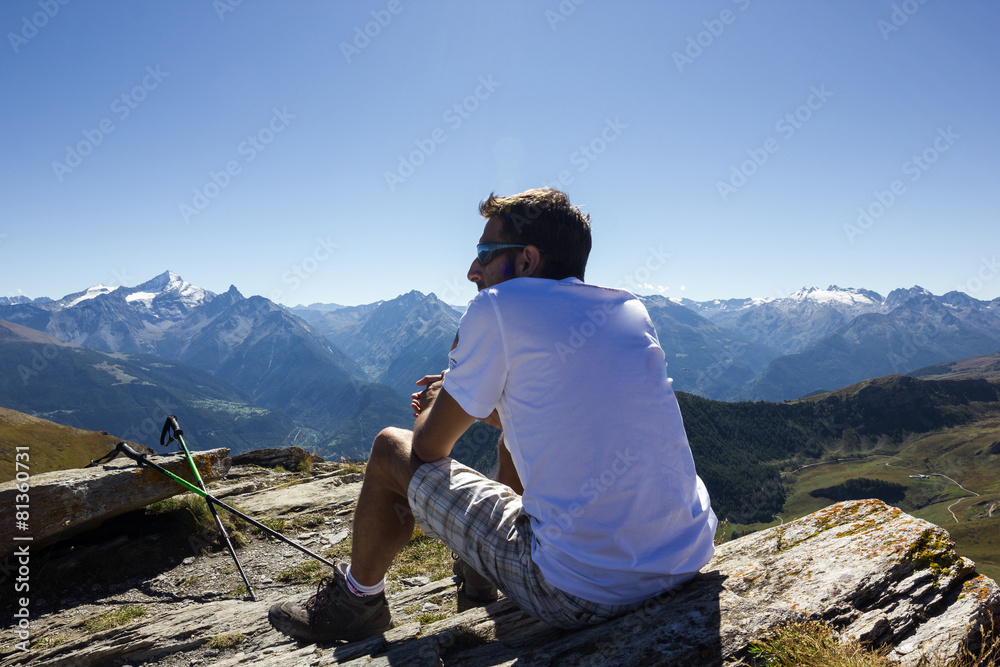 Naklejka premium Ragazzo ammira paesaggio di montagna