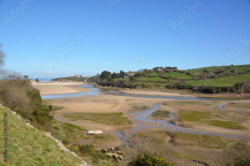 ria en marea baja en cantabria