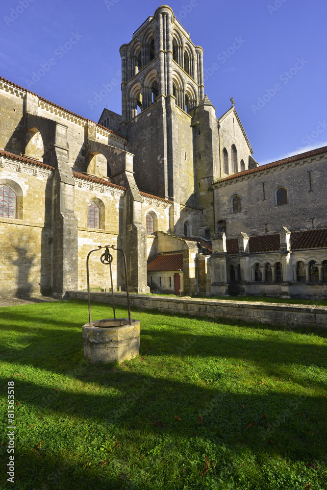 Basilique Sainte-Marie-Madeleine et son puit à Vézelay (89450), département de l'Yonne en région Bourgogne-Franche-Comté, France 