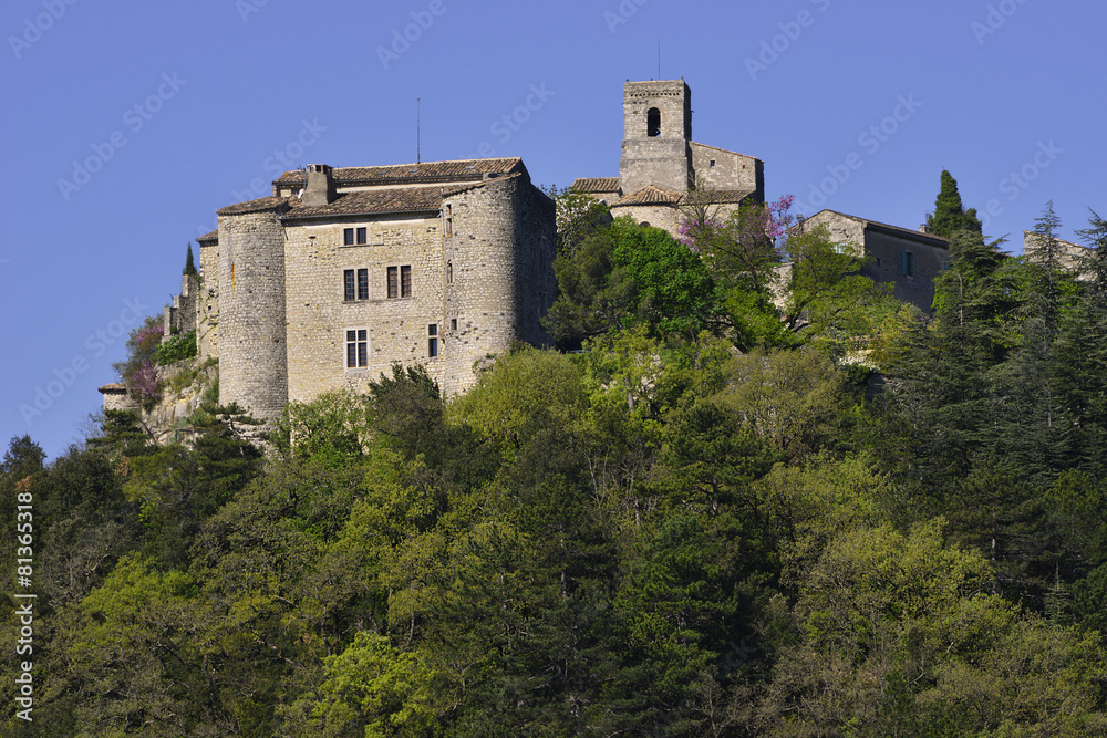 Saint Thomé (07220) sur son rocher, département de l'Ardèche en région Auvergne-Rhône-Alpes, France