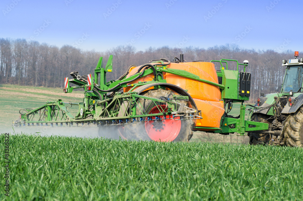 Naklejka premium Pflanzenschutz, Detailaufnahme Spritze mit Sprühnebel