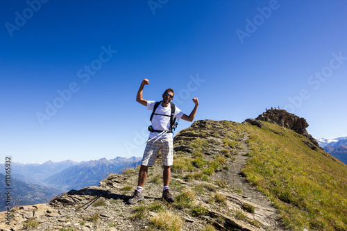 Ragazzo fa trekking in cima alla montagna
