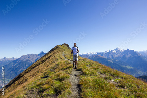 Ragazzo fa trekking in cima alla montagna