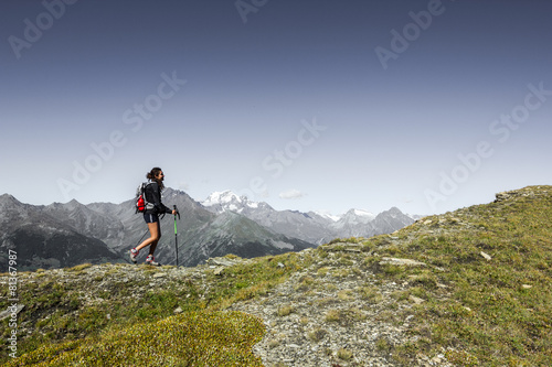 Fototapeta Naklejka Na Ścianę i Meble -  Ragazza escursionista in montagna