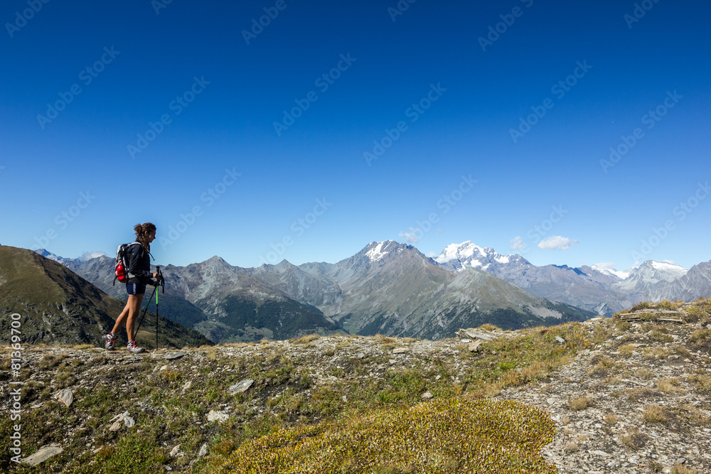 Donna cammina in montagna