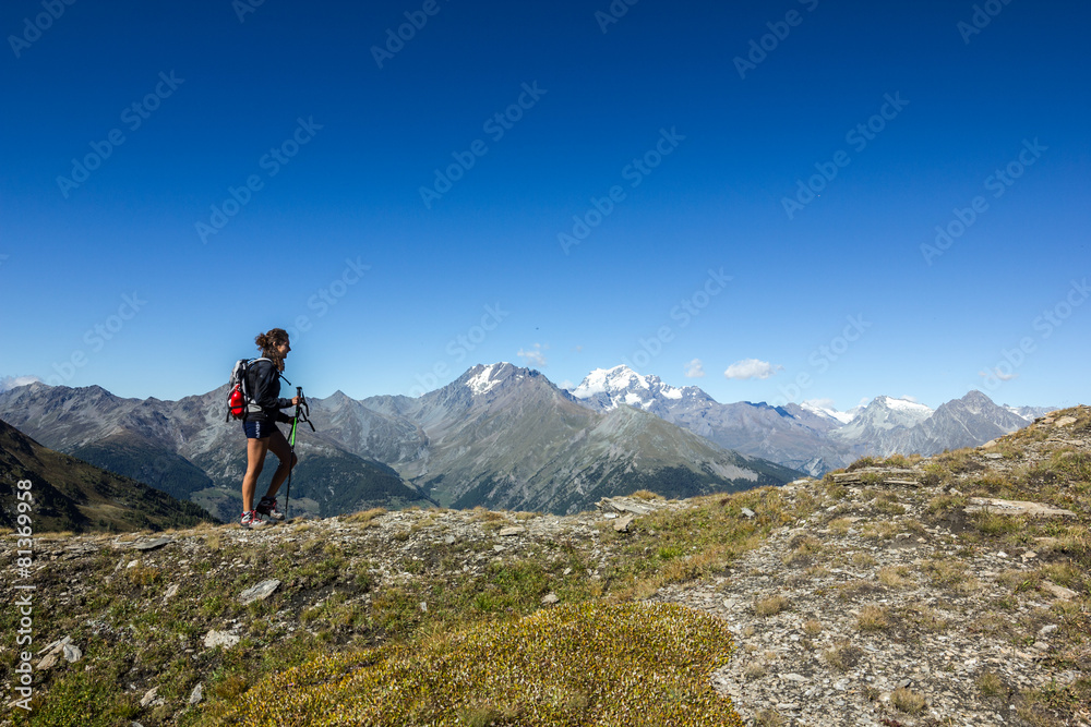 Ragazza cammina su una cresta in montagna