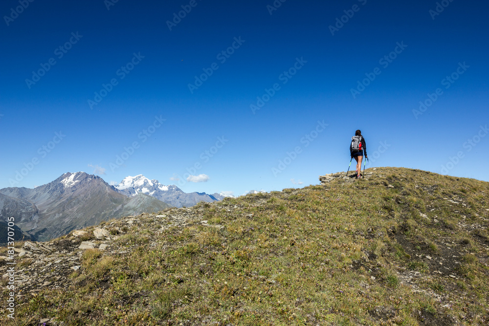 Donna cammina in montagna