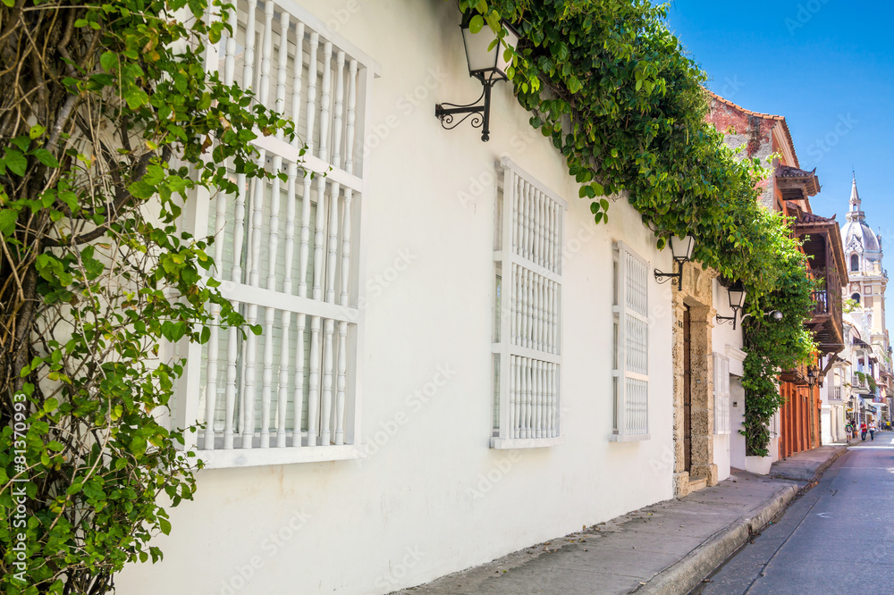 Hermosas fachadas de las casas coloniales y calles de la ciudad amurallada de Cartagena de Indias en Colombia.  Calle en Cartagena de Indias
