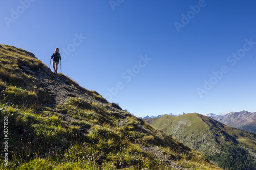 Ragazza cammina in montagna