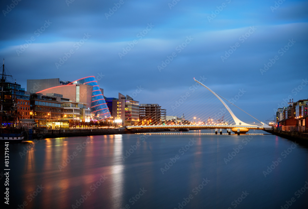 Fototapeta premium Mosty w Dublinie w Irlandii
