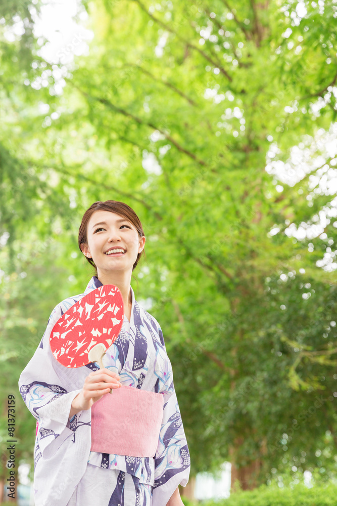 浴衣を着た女性