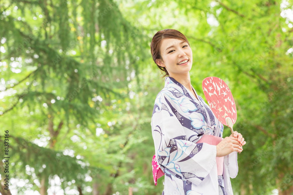 浴衣を着た女性