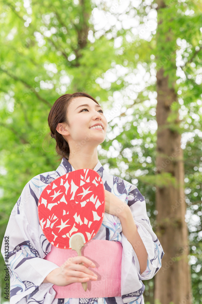 浴衣を着た女性 浴衣を着た女性